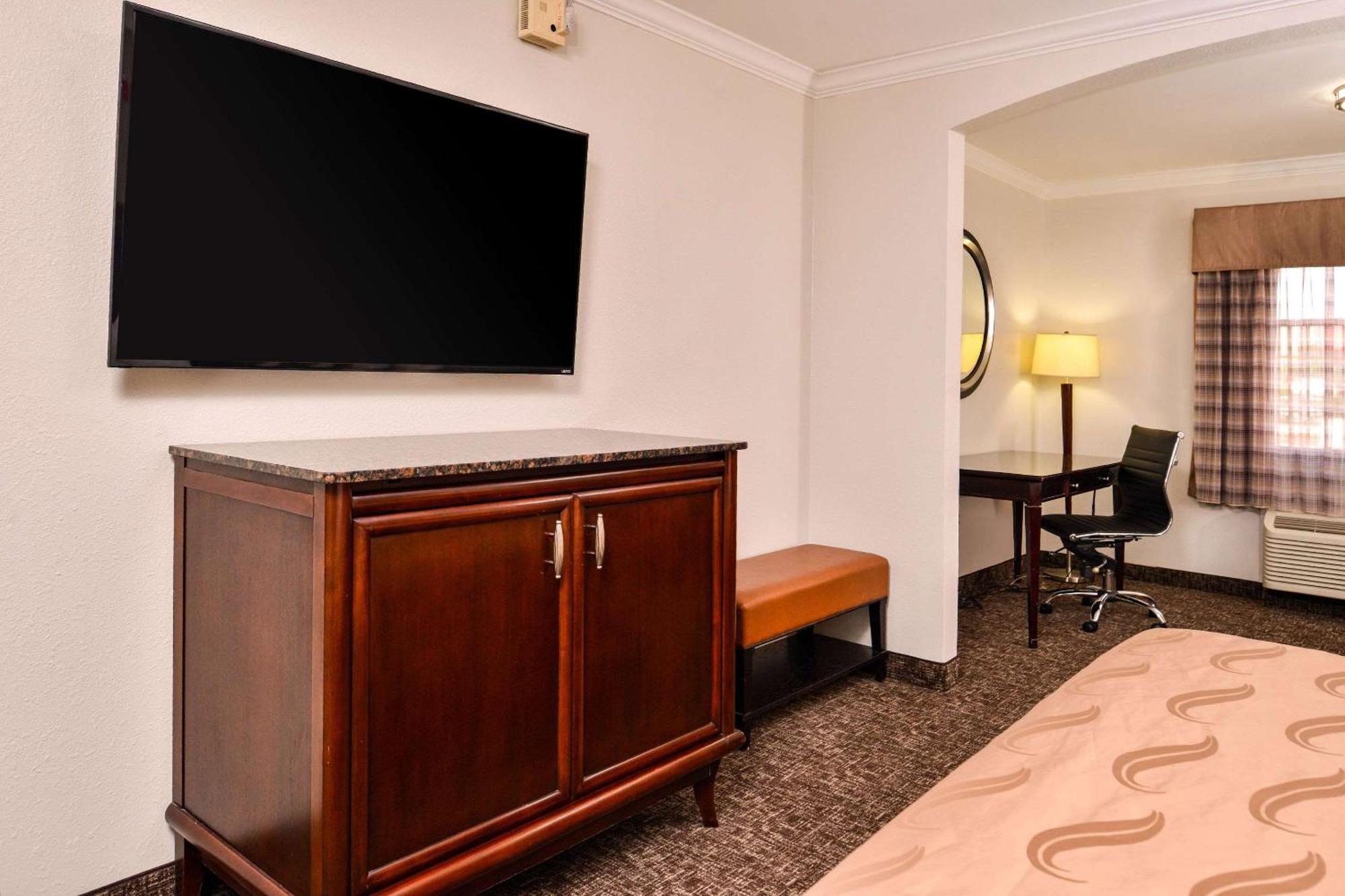 Quality Inn & Suites Бомонт Экстерьер фото