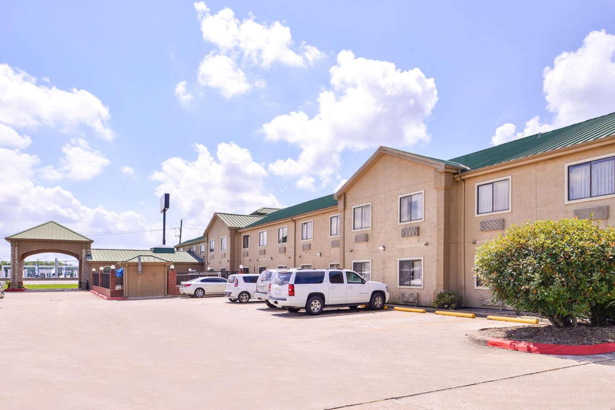 Quality Inn & Suites Бомонт Экстерьер фото