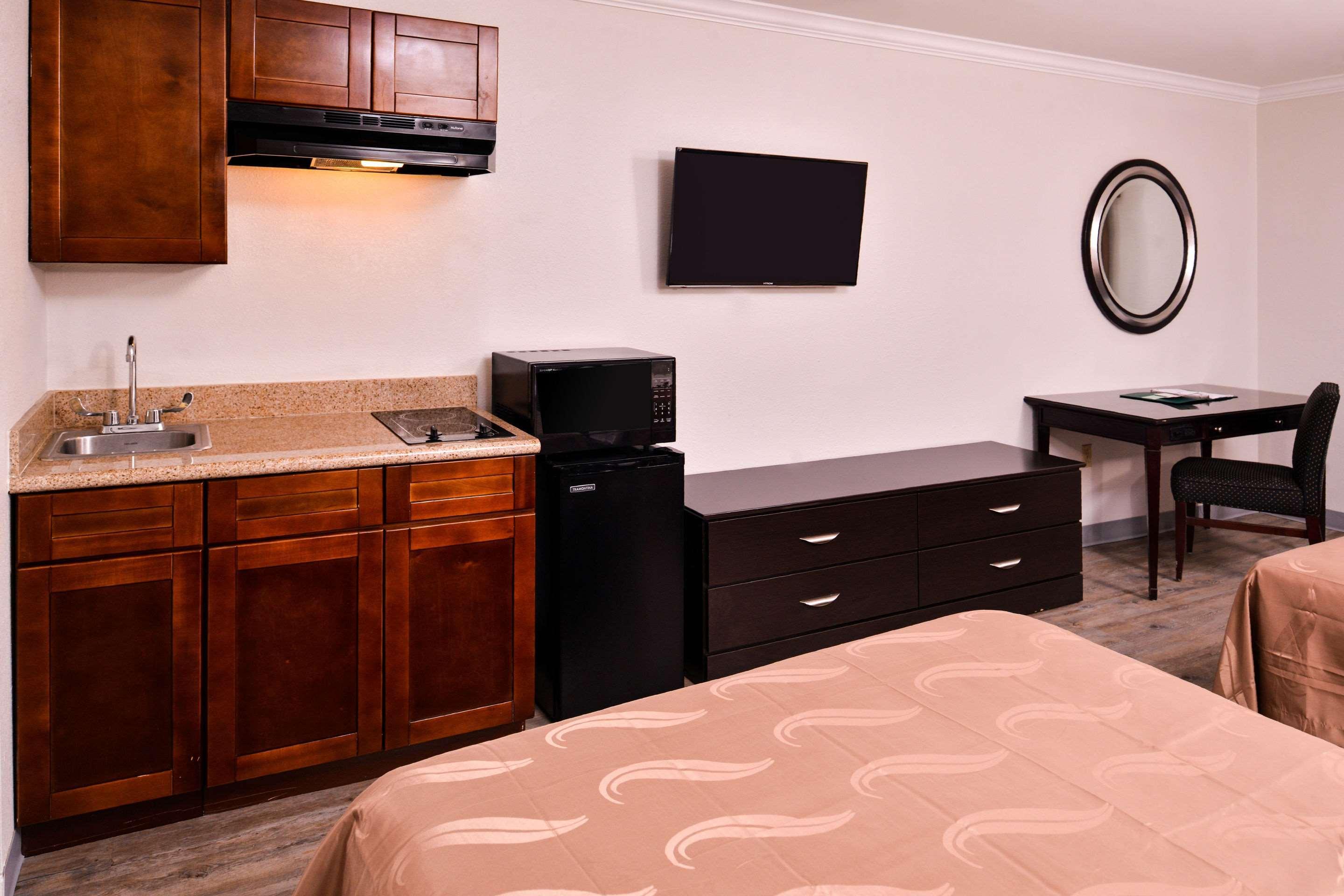 Quality Inn & Suites Бомонт Экстерьер фото