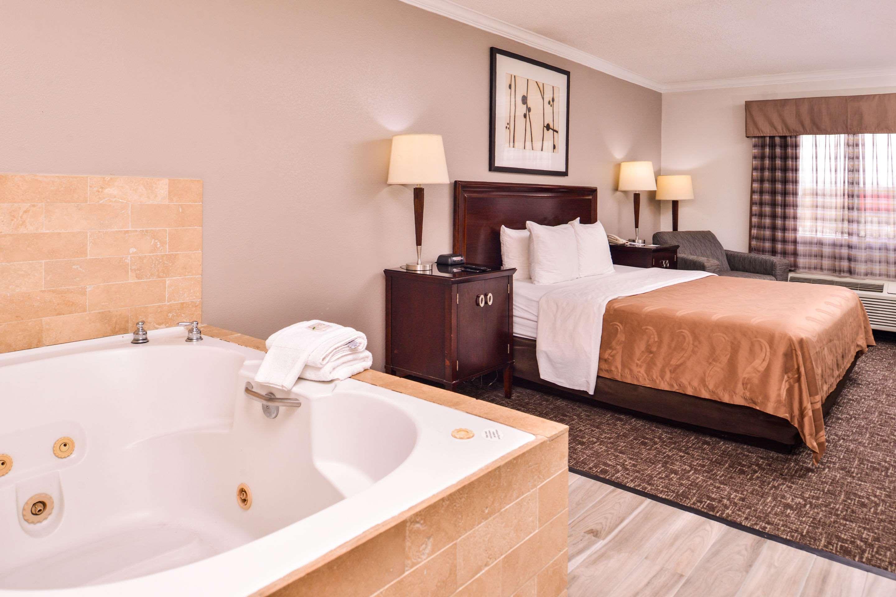 Quality Inn & Suites Бомонт Экстерьер фото