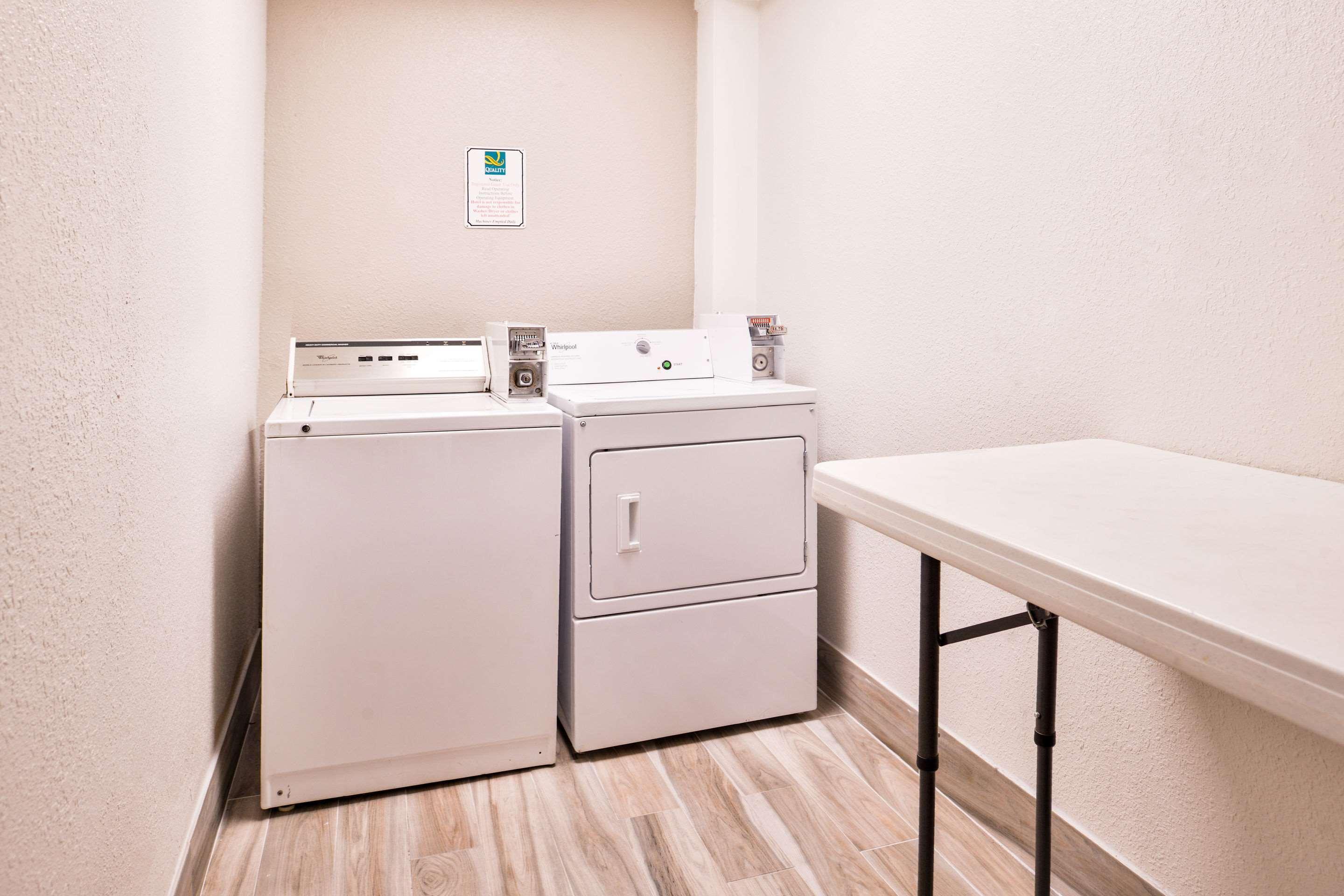 Quality Inn & Suites Бомонт Экстерьер фото