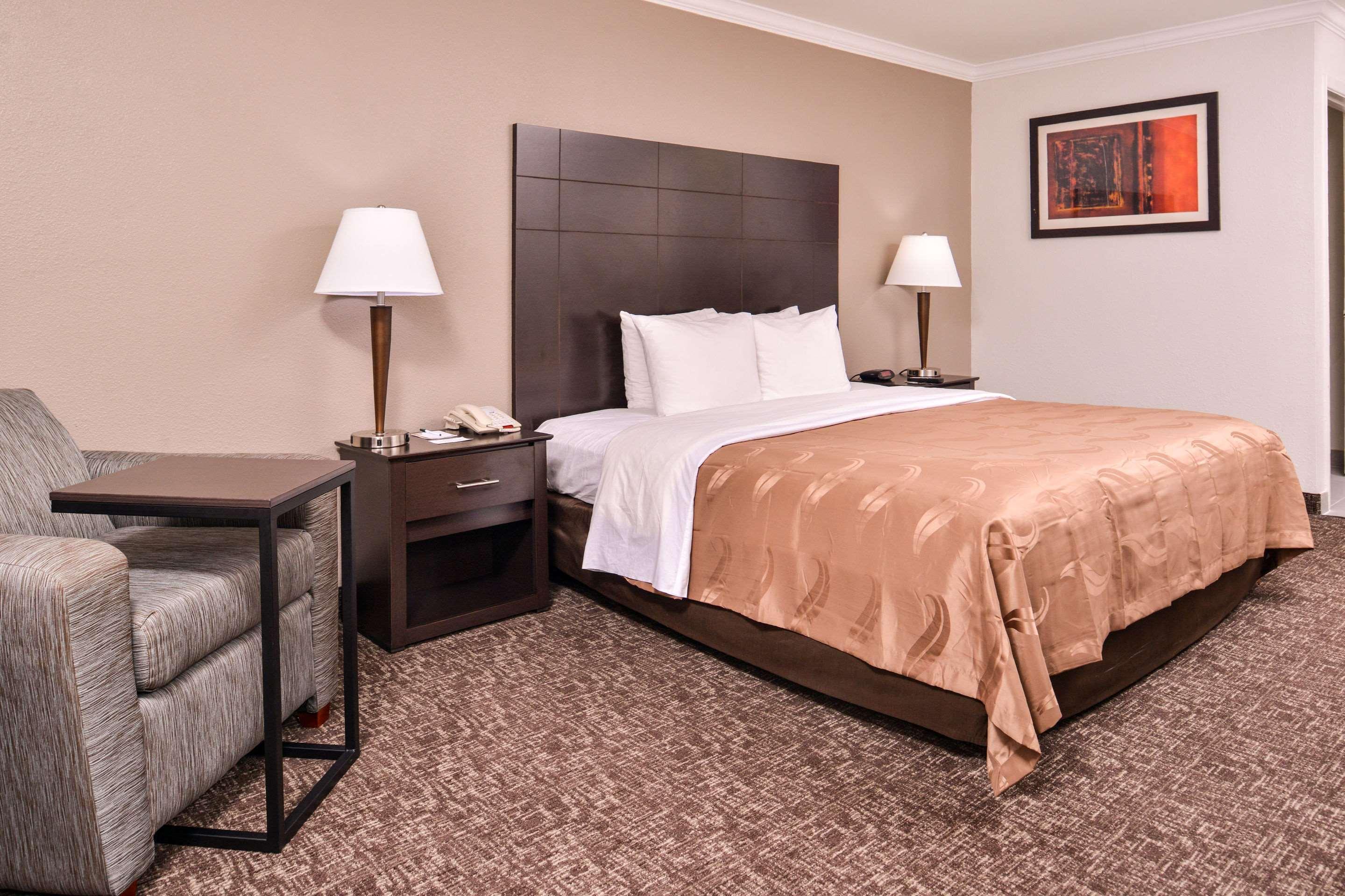 Quality Inn & Suites Бомонт Экстерьер фото