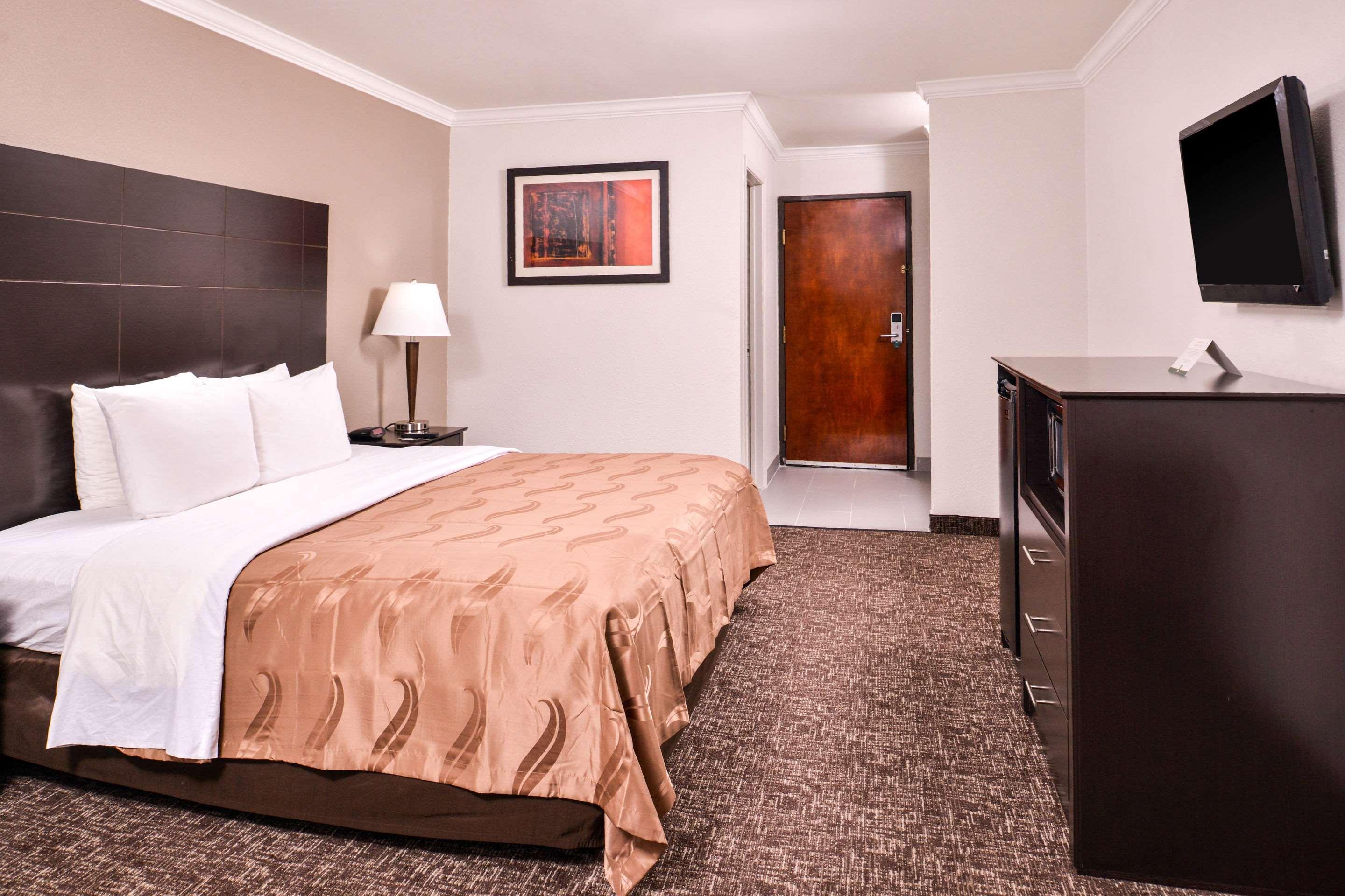 Quality Inn & Suites Бомонт Экстерьер фото