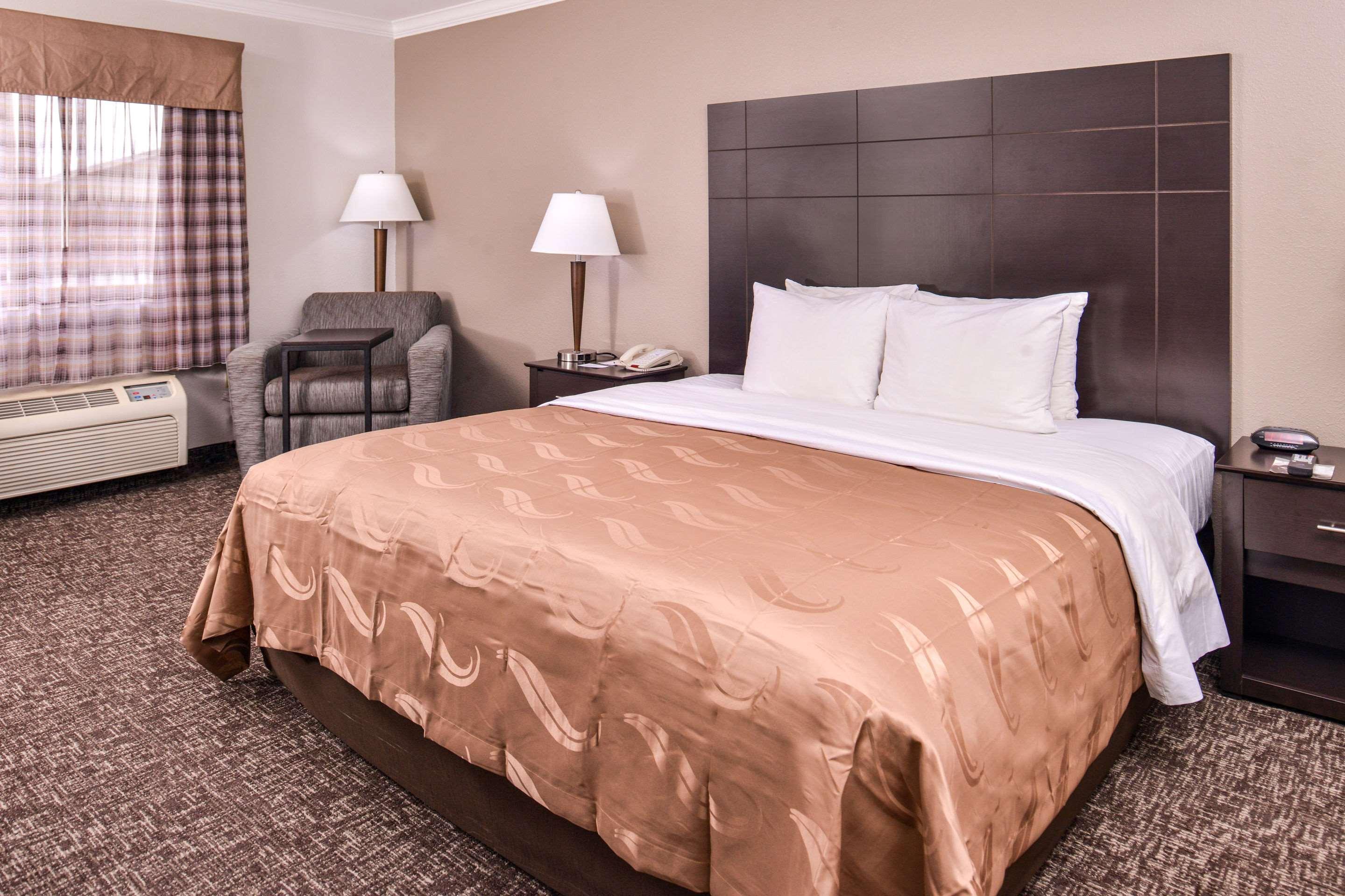 Quality Inn & Suites Бомонт Экстерьер фото