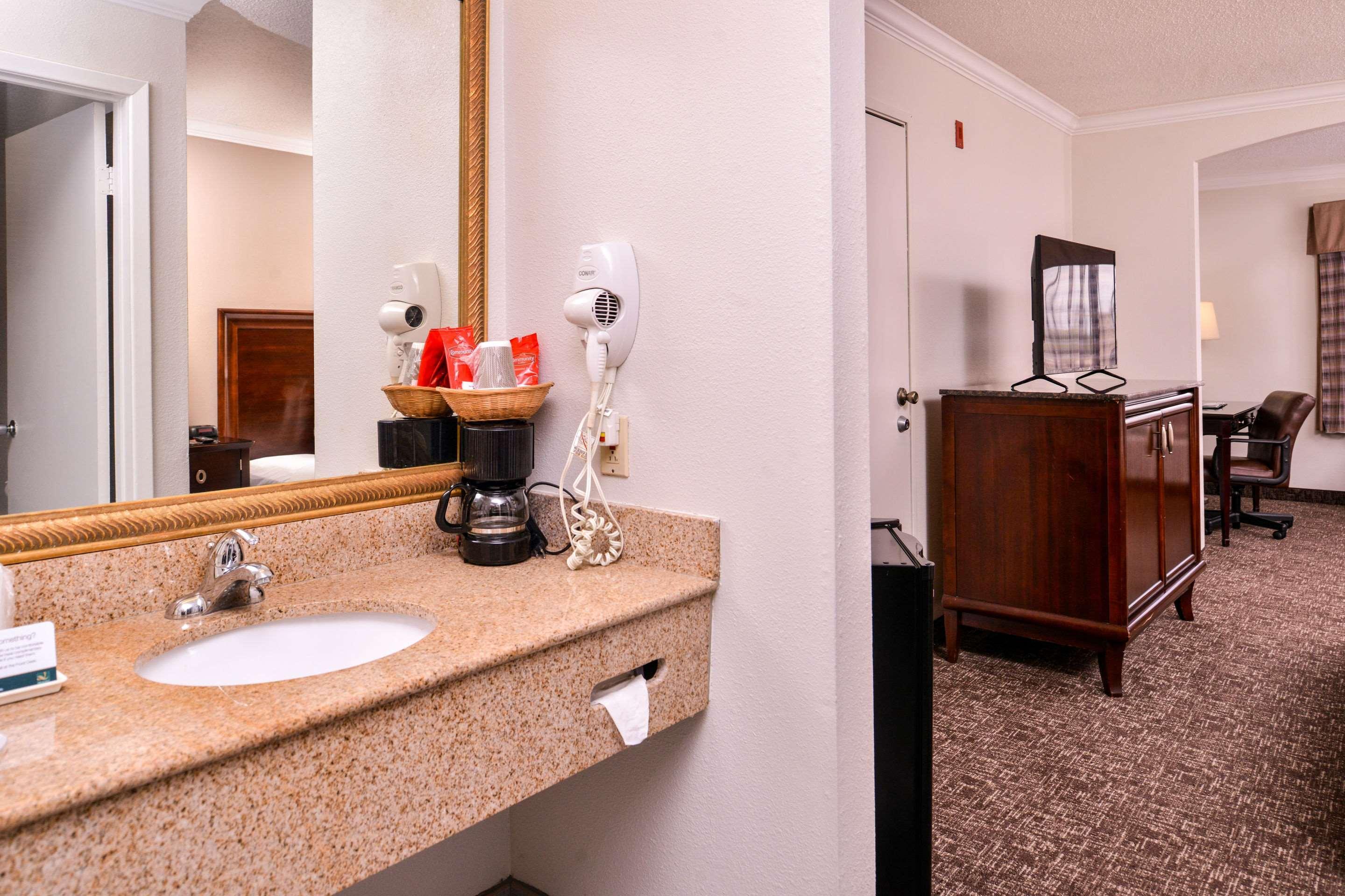 Quality Inn & Suites Бомонт Экстерьер фото