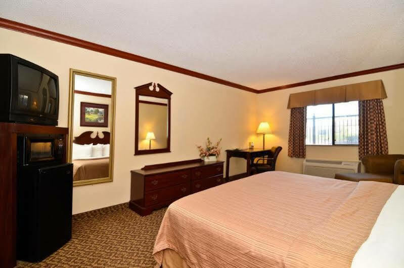 Quality Inn & Suites Бомонт Экстерьер фото